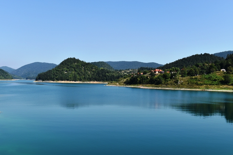 Jezero Zaovine sa planinskim pejzažom